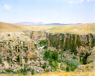 Течение Мелендиза образовало глубокий каньон, где лежит долина Ихлара 
