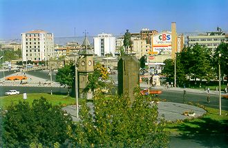 Вид современного города Кайсери с памятником Ататюрку